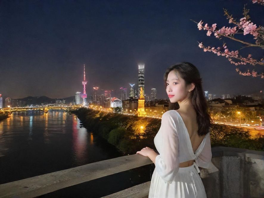 夜场会所入口，霓虹闪烁的都市夜景